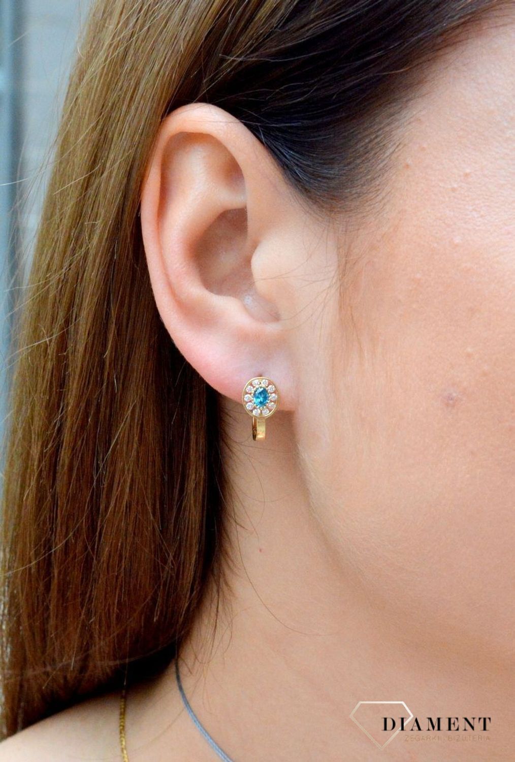 Złote kolczyki dla dziewczynki 333 cyrkonia KL 2643B 333. Śliczne, złote kolczyki dla dziewczynki wykonane z wysokiej próby złota 333 o wadze około 1,55 g oraz długości około 1 cm. Minimalistyczne kolczyki.jpg